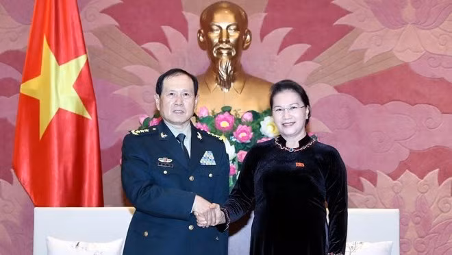 NA Chairwoman Nguyen Thi Kim Ngan (R) receives Chinese Defence Minister Wei Fenghe in Hanoi on May 27 (Photo: VNA)