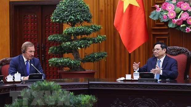 Prime Minister Pham Minh Chinh (R) and ALC Executive Chairman Steven Udvar-Hazy at their meeting in Hanoi on December 15 (Photo: VNA)