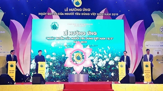 Representatives from the organisers press the button to launch a campaign in response to Vietnam's Consumer Rights Day 2019, Hanoi, March 16. (Photo: NDO/Nguyen Trang)