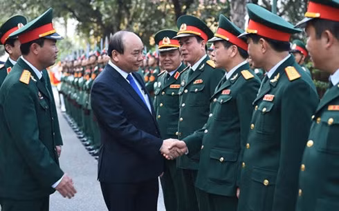 PM Nguyen Xuan Phuc and officers of Division 312.