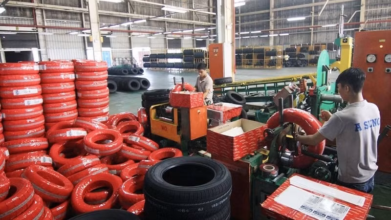 Manufacturing car tyres in Binh Duong Province (Photo: VNA)