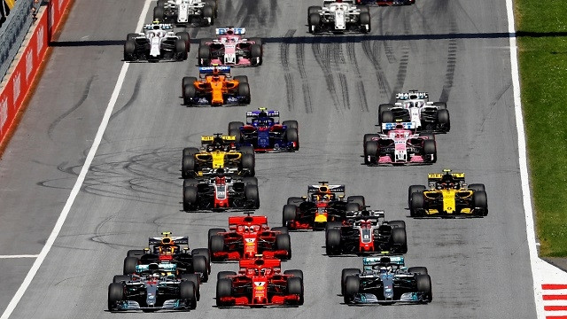 F1 Formula One - Austrian Grand Prix - Red Bull Ring, Spielberg, Austria - July 1, 2018 Mercedes' Lewis Hamilton, Ferrari's Kimi Raikkonen and Mercedes' Valtteri Bottas lead the field at the start of the race. (Photo: Reuters)