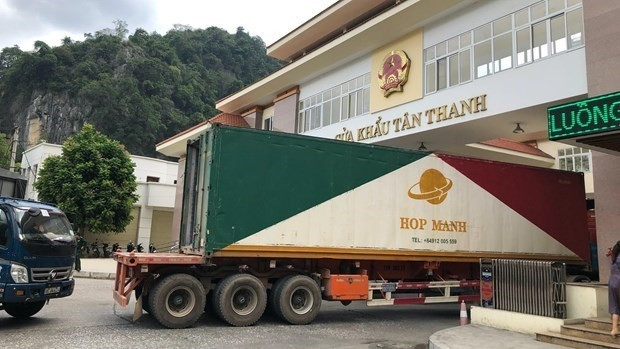 A container truck is going through the Tan Thanh Border Gate in Lang Son which connects China via Pu Zhai crossing. (Photo: VNA)