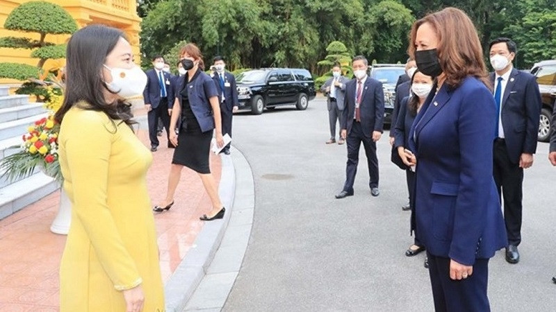 Vice President Vo Thi Anh Xuan (L) welcomes US Vice President Kamala Harris. (Photo: VNA)