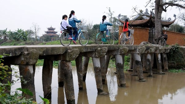 The stone bridge in Nom Village. (Photo: dangcongsan.vn)