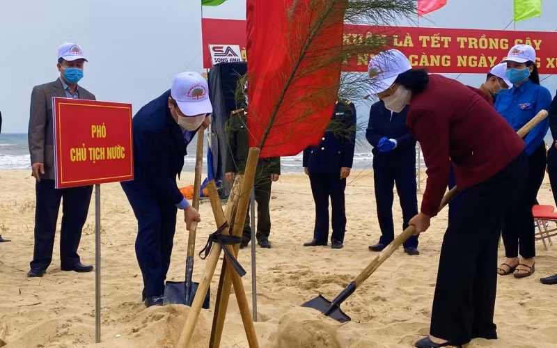 Vice President Dang Thi Ngoc Thinh planting trees in Quang Binh. (Photo: NDO)