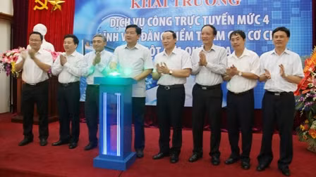 Minister of Transport Dinh La Thang (4th from left) presses a button to launch the service.