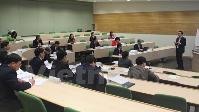 A leading Singaporean expert on public administration and governance is sharing experience with Vietnamese officials. (Credit: Vietnam+)