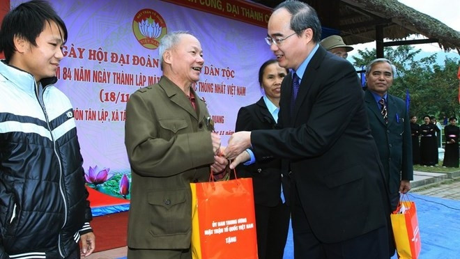 The VFF President presents gifts to local people in Tan Trao commune (photo: VNA)