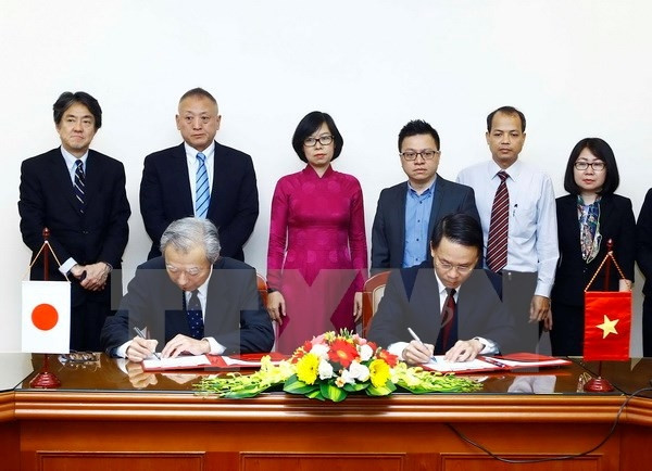 VNA General Director Nguyen Duc Loi and President and Editor-in-Chief of Japan’s Kyodo News, Masaki Fukuyama sign a memorandum of understanding.