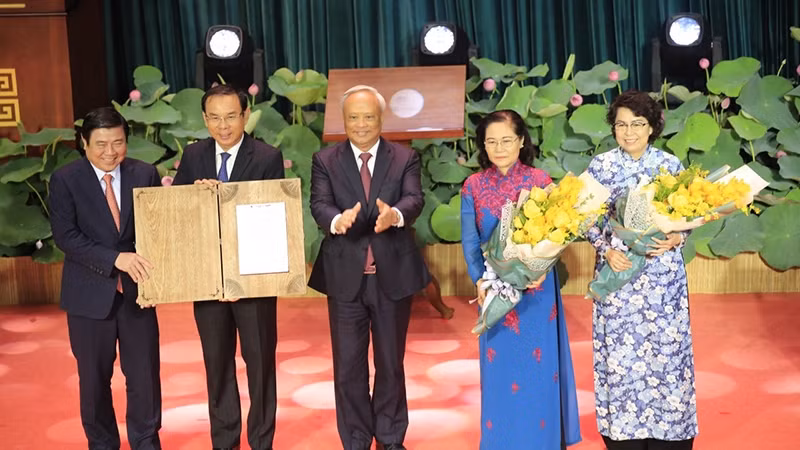 National Assembly Vice Chairman Uong Chu Luu presents the resolution on the establishment of Thu Duc City to Ho Chi Minh City leaders.