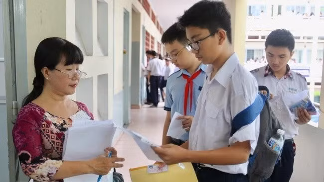 At the Bui Thi Xuan Highschool's eventexam venues (Photo:VNA)