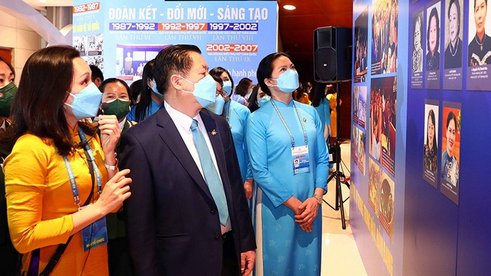 Head of the PCC's Commission for Communications and Education Nguyen Trong Nghia and the delegates visit the exhibition. (Photo: NDO)