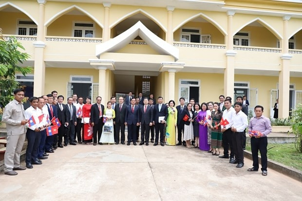 The delegation of Da Nang city led by Secretary of the Municipal Party Committee Nguyen Van Quang poses for a photo with the leaders of Sekong province. (Photo: Danang.gov.vn)