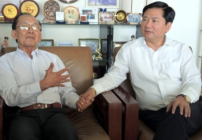 Politburo member and Secretary the HCM City Party Committee Dinh La Thang visits Professor, Dr Tran Dong A on the occasion of Vietnam Physicians’ Day. (Credit: phapluatplus.vn)