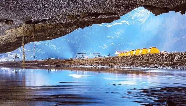 Visitors camping at En cave at Phong Nha - Ke Bang National Park (Photo: Mai Thanh Chuong)
