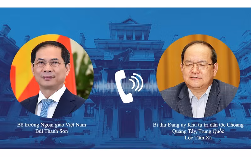 Foreign Minister Bui Thanh Son (L) talks on the phone with Party Secretary of China’s Guangxi Zhuang Autonomous Region Lu Xinshe. (Photo: MOFA)