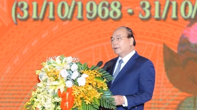 Prime Minister Nguyen Xuan Phuc addresses the ceremony marking the 50th anniversary of Truong Bon Victory in Nghe An province, November 1. (Photo: NDO/Tran Hai)