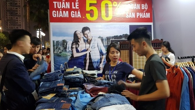 Visitors are offered huge discounts of 30% up to 100% off on thousands of products and various types of gifts. (Photo: VNA)