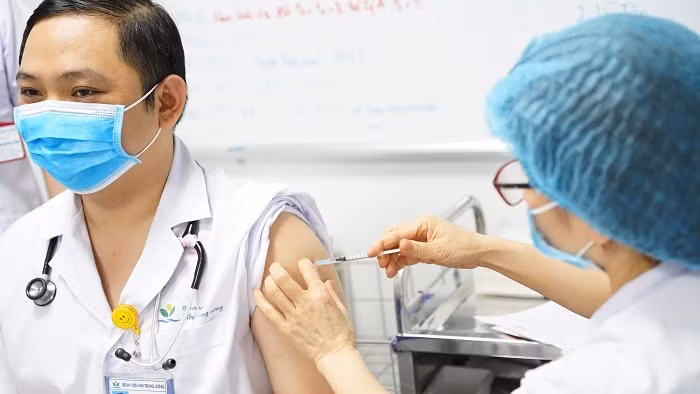 Vietnam has conducted COVID-19 vaccinations in the first and second stages in cities and provinces with over 1,034,072 doses administered to those in the priority list. (Photo: MOH)