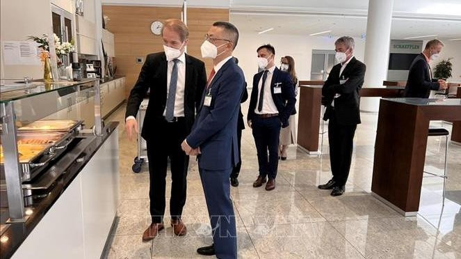 Ambassador Vu Quang Minh visits the museum of Schaeffler. (Photo: VNA)