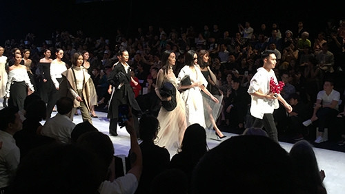 Designer Lam Gia Khang's collection is introduced at the event. (Photo: hanoimoi.com.vn)