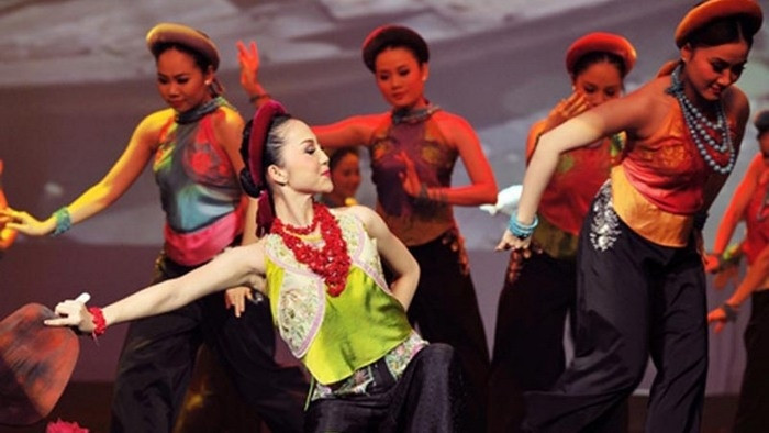 A performance of Bong Sen Music and Dance Troupe 