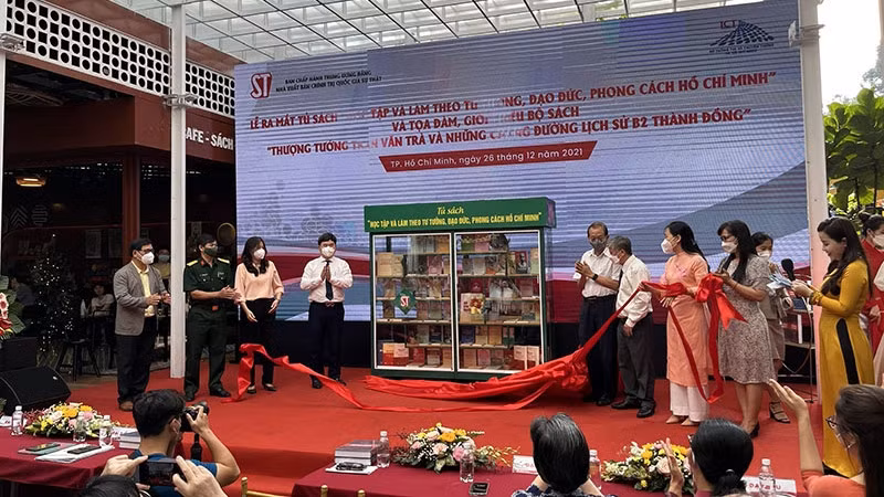 Bookcase "Studying and following Ho Chi Minh's thoughts, morals and style" launched