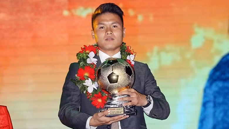 Nguyen Quang Hai receives the Golden Ball Award 2018. (Photo: Dung Phuong)