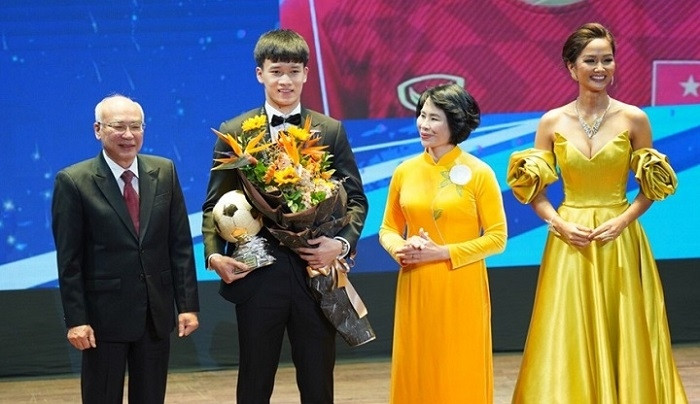 Midfielder Nguyen Hoang Duc wins his first Vietnam Golden Ball Award. 