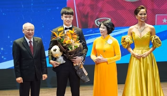 Midfielder Nguyen Hoang Duc wins his first Vietnam Golden Ball Award. 