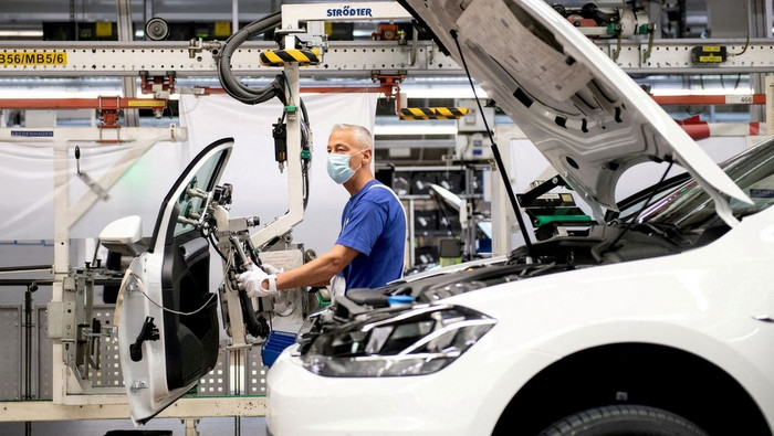 A worker at the Volkswagen assembly line in Wolfsburg, Germany, April 27, 2020 (Photo: Reuters)