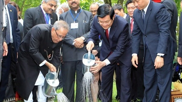Vietnamese and Indian Presidents are planting a sapling of the Holy Bodhi Tree from Bodh Gaya in the Presidential Palace.