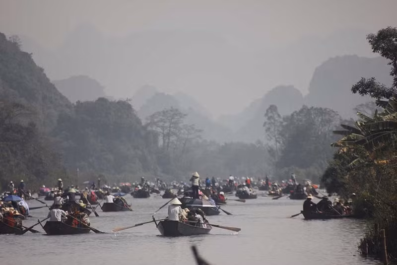 Flocks of visitors travelled in the Yen Spring to Huong Pagoda. (Credit: vietnamnet.vn)