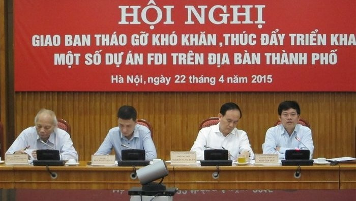 Representatives from the municipal People's Committee anwer FDI enteprises' questions at the conference (photo: Thuy Dung)