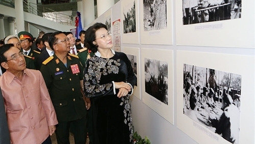 Vietnamese NA Chairwoman Nguyen Thi Kim Ngan and Lao Vice President Phankham Viphavan visit the photo exhibition. (Credit: VNA)