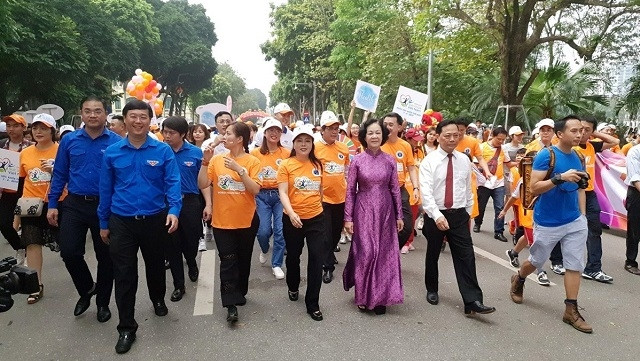 Participating delegates join a 10,000-steps walking programme at the event (Photo: VNA)
