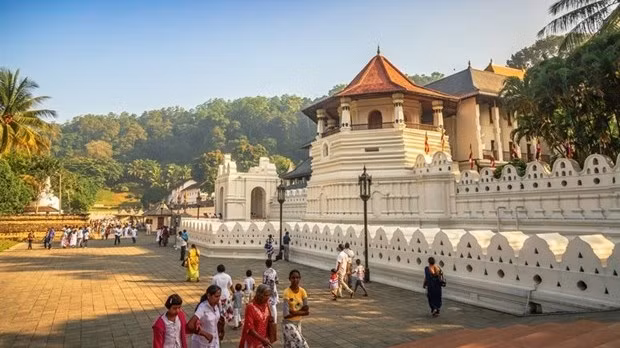 Temple of the Sacred Tooth Relic, which houses a tooth relic of the Lord Buddha, is considered one of Sri Lanka’s most holy shrines. (Photo:baovanhoa.vn)
