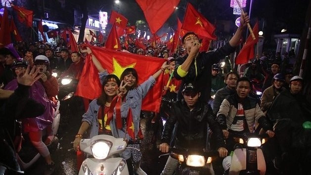 Thousands of fans still pour down streets with national flags after the final match concludes. (Photo: NDO/Duy Linh)