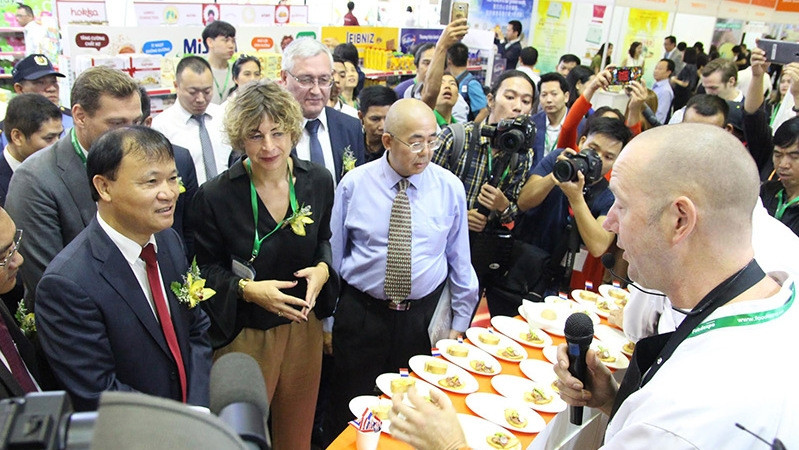 Visitors at a display booth at Vietnam Foodexpo 2018 (Photo: Bao Dau tu)