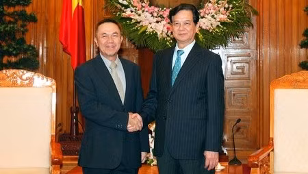 PM Dung (right) receives the outgoing ambassador