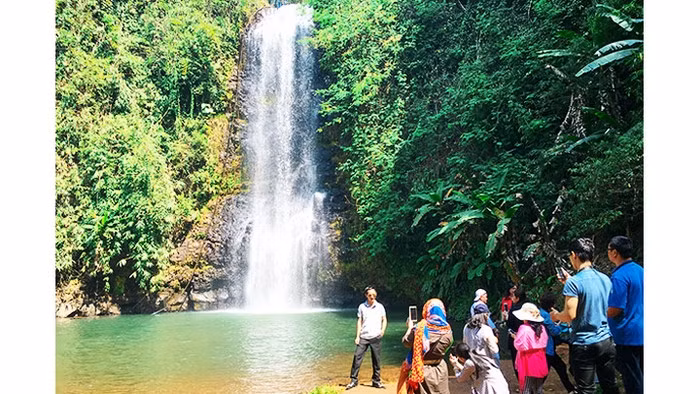 Mang Den is also famous for its “7 lakes and 3 waterfalls”. 