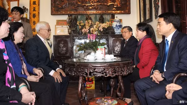 NA Vice Chairwoman Nguyen Thi Kim Ngan visits family of Nguyen Duc Du in Phuc Tho district