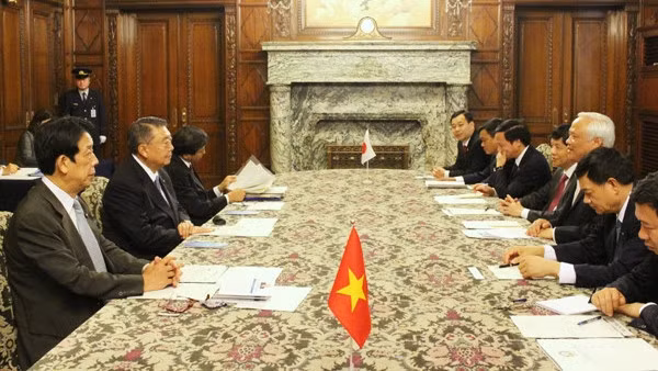 NA Vice Chairman Uong Chu Luu meets with Speaker of the House of Representatives of Japan Tadamori Oshima on July 4. (Credit: VOV)