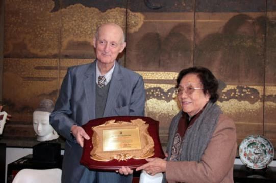 Former Vice President Nguyen Thi Binh presenting the awards to Dr. Philippe Langlet