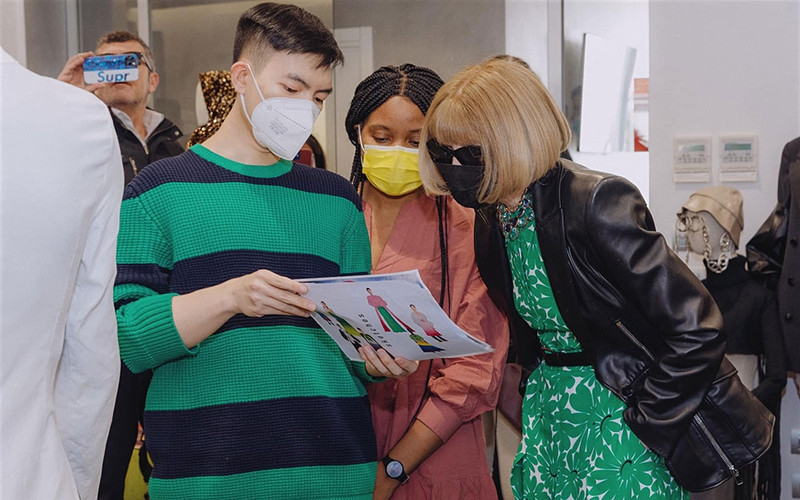 Phan Dang Hoang introduces his collection to Editor-in-Chief of Vogue, Anna Wintour. (Photo courtesy of Phan Dang Hoang's Facebook)