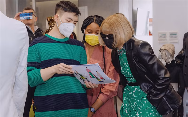 Phan Dang Hoang introduces his collection to Editor-in-Chief of Vogue, Anna Wintour. (Photo courtesy of Phan Dang Hoang's Facebook)