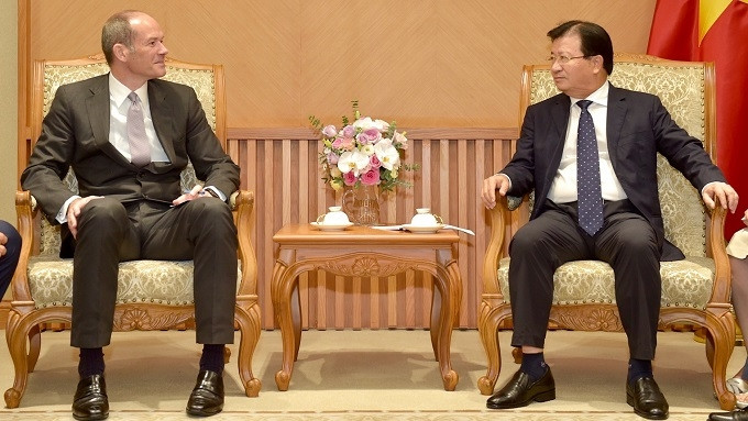 Deputy PM Trinh Dinh Dung (R) receives Chairman and Managing Director of the UK's Jardine Matheson Group, Ben Keswick. (Photo: VGP)