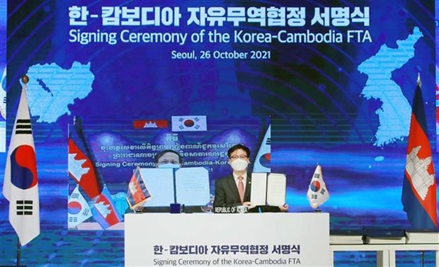 At the signing ceremony of the RoK-Cambodia FTA (Photo: Yonhap/VNA)