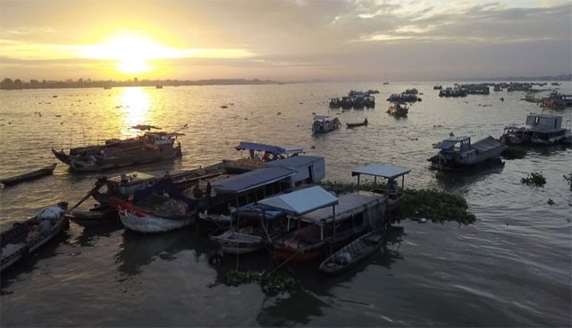 A typical river tour starts at Long Xuyen floating market, which is bustling with people and boats very early from the breaking dawn. 